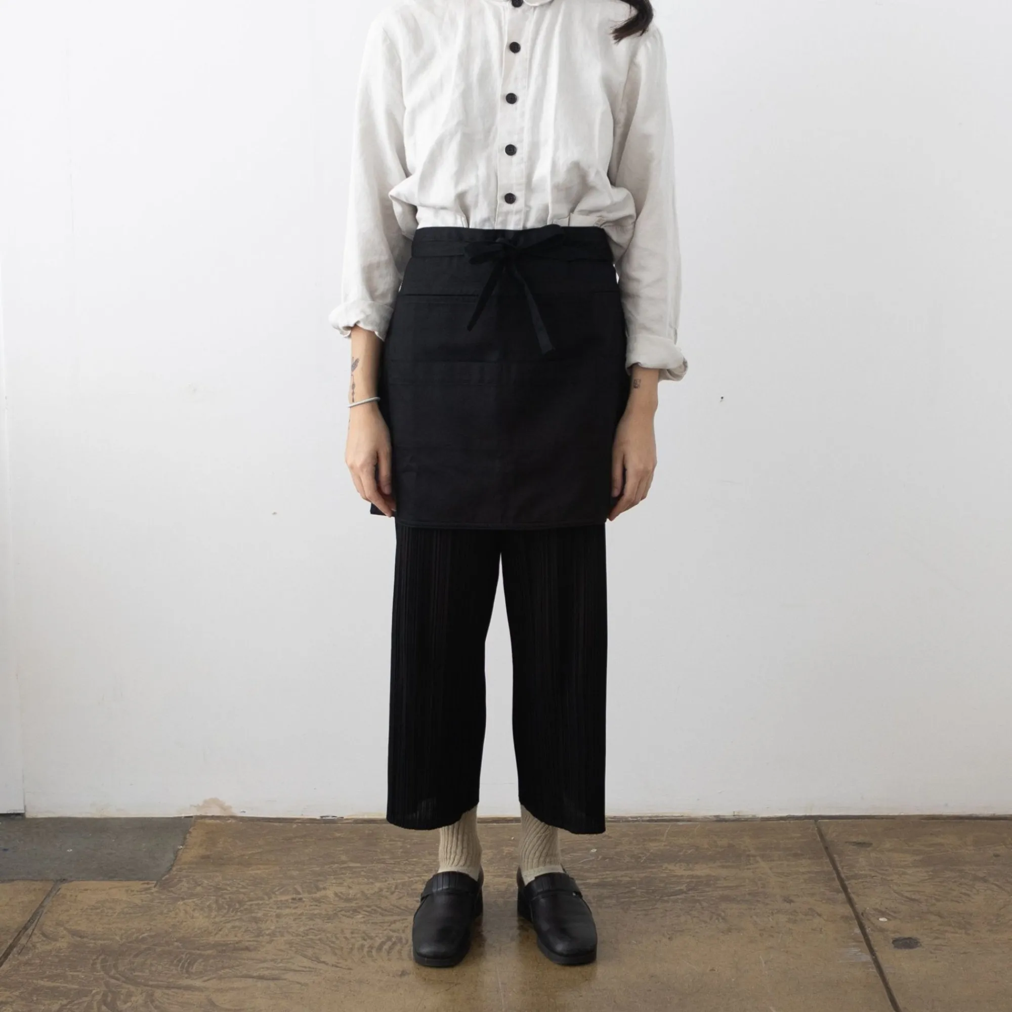 TORTOISE-yellow paper Cooking*Hakui Short Waist Apron - Black